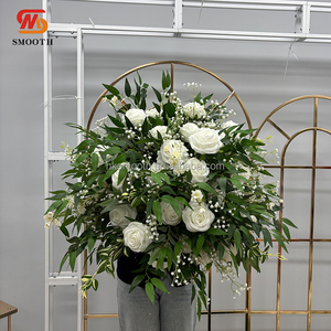Bouquet de fleurs de mariage blanc lisse et très demandé avec verdure pour centre de table - Product Image 2