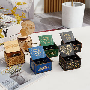 Carillon in <span class=keywords><strong>Legno</strong></span> a Manovella Vintage Intagliato |   Articoli Decorativi Fantasy Ispirati a Film e Romanzi, Regalo per Compleanni e Festività - Product Image 1