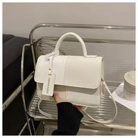 Nouveau Sac à Bandoulière Carré Portable pour Femmes 2025, Design Niche avec Pompom, Haute Valeur en PU, Idéal pour les Navetteuses en Hiver
