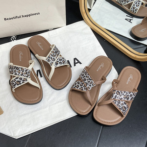 Sandales d'extérieur pour femmes, nouvelles sandales plates à imprimé léopard pour l'été, polyvalentes, en PVC antidérapant, résistantes à l'usure, tongs de plage, vente en gros - Product Image 2