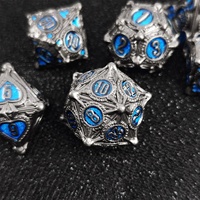 Ensemble de 7 dés de jeu polyédriques en métal creux, fabriqués en usine, motif motif de jeu de cartes rouge canon antique, à coupes nettes, pour DND RPG