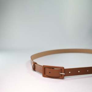 Cinturón de Cuero Marrón para Mujer con Hebilla Rectangular, Estilo Casual - Product Image 1