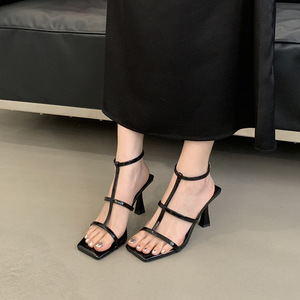Sandales à talons hauts pour femmes, à bout carré, avec boucle à la cheville, en cuir brillant, talons en forme de entonnoir, pour les rendez-vous et le quotidien - Product Image 1