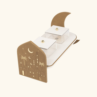 Collection Ramadan 2027 : Ensemble de plateaux en acrylique avec plateau enveloppé de cuir, deux boîtes en acrylique, poignées dorées et supports latéraux en forme de croissant