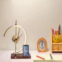 Lampe de table décorative nordique en bois avec chargeur sans fil, idéale pour le bureau, la table de chevet ou la lecture.
