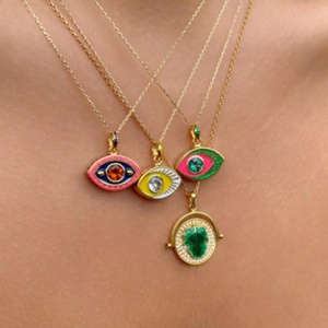 Collier personnalisé arc-en-ciel avec pendentif cœur et yeux maléfiques en zircon CZ - Product Image 2