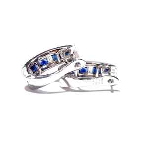Boucles d'oreilles créoles classiques et élégantes en or blanc 18 carats avec diamants SI et saphir bleu rond pour femmes, cadeau de mariage et occasions de fête - Product Image 3