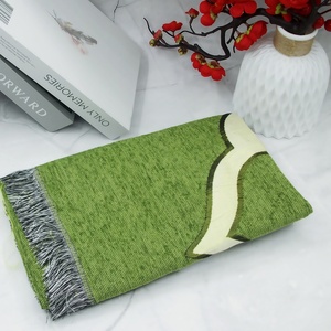 Alfombra de Oración Chenille con Diseño Floral y Base de Goma Antideslizante, Sajadah Islámica, Ideal para el Hogar, Picnics y Camping - Product Image 1