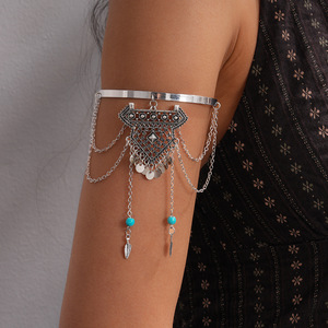 J Brazalete Abierto Geométrico Europeo de Aleación de Zinc Estilo Punk con Bisel, Unisex, con Triángulos, Rombos, Flechas y Borlas, de Alta Gama y Tendencia para Fiestas - Product Image 1