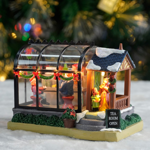Decorazione Natalizia a LED da 6 Pollici, Nuova Tendenza, Casetta Verde per Interni, Villaggio Natalizio in Resina Plastica - Product Image 3
