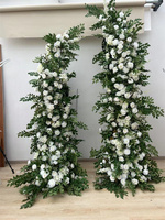 Arche de mariage personnalisée QSLH-F513 avec toile de fond blanche et verdoyante, fleurs artificielles pour la décoration d'arrangements de mariage