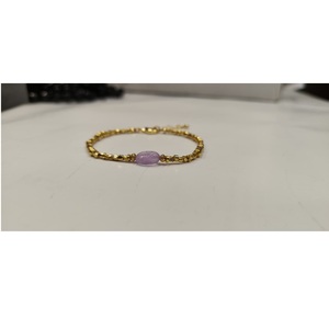Bracelet artisanal Sstringz en laiton doré délicat non façonné avec perles de verre violet lavande, bijou de mode ajustable - Product Image 3
