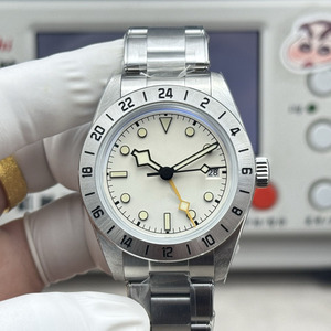Cadran rétro Coke, cadre en aluminium rouge et noir COKE, 39 mm, équipé d'un mouvement à quatre aiguilles pour deux fuseaux horaires, en acier inoxydable. - Product Image 5