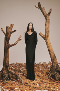 Meilleur Prix Élégante Robe Midi Noire pour Femmes Services ODM Fabriquée au Vietnam Charmante Collection d'Automne avec Taille Naturelle - Product Image 5