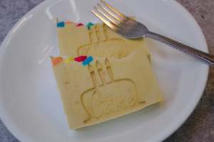 Savon en forme de gâteau d'anniversaire, parfumé, amusant et sucré, un cadeau idéal pour les célébrations et les fêtes. - Product Image 2