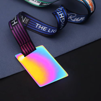 Médaille carrée en alliage de zinc moulé sous pression, holographique arc-en-ciel, avec texte en relief, silhouette de coureur et ruban dégradé