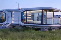 Capsule habitable en structure acier, type Airship Pod, alimentée à l'énergie solaire, étanche, pour usage commercial