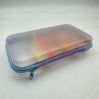 Étui de maquillage avec pinceau givré gratuit personnalisable étui de voyage en PVC imperméable à l'eau pochette à fermeture éclair étui rigide transparent en EVA rangement de jouets pour crayons