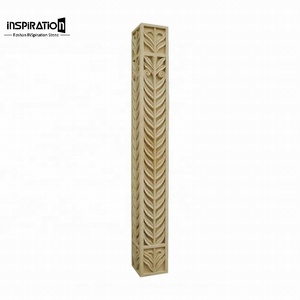 Colonne cannelée en béton pour l'intérieur d'une église, design symétrique et orné pour la chapiteau, ornement d'intérieur de luxe pour hall de bâtiment religieux - Product Image 1