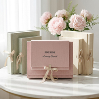 Boîte d'emballage de vêtements en carton de luxe - Laminage mat et vernis UV sélectif, boîte cadeau personnalisable avec estampage à chaud doré