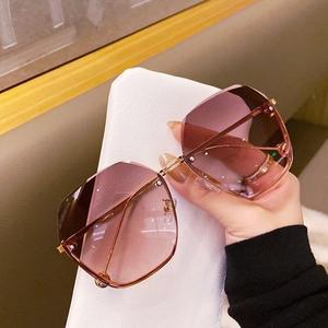 <span class=keywords><strong>Lunettes</strong></span> <span class=keywords><strong>de</strong></span> <span class=keywords><strong>soleil</strong></span> <span class=keywords><strong>tendance</strong></span> pour femmes, sans monture, à bords coupés, verres dégradés UV400, <span class=keywords><strong>lunettes</strong></span> surdimensionnées pour femmes, mode - Product Image 4