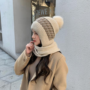 Женская трикотажная шапка с помпоном - Product Image 3