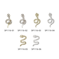 En gros, Breloques pour ongles en alliage en forme de petite serpe, Strass, Décorations 3D pour nail art en forme de serpent, Accessoires