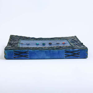 Journal artisanal en cuir véritable bleu avec cristaux Chakra – Carnet spirituel vintage à motifs gaufrés avec pierres Chakra colorées - Product Image 2