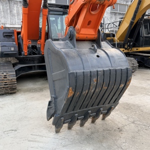 Excavatrice sur chenilles hydraulique Hitachi ZX240 d'origine japonaise de 24 tonnes, modèle 2022, occasion, avec moteur, pompe, boîte de vitesses et groupe motopropulseur. - Product Image 5
