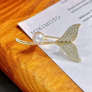 Versátil Broche de Plata S925 con Diseño de Cola de Pez, Decoración de Perlas para el Pecho, Ideal para Regalos - Product Image 1
