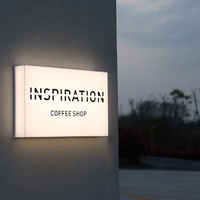 YIJIAO Boîte lumineuse carrée personnalisée en acrylique et acier inoxydable pour intérieur et extérieur, avec éclairage complet, pour la publicité des cafés et des magasins