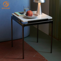 Table basse trapézoïdale minimaliste moderne, plateau en bois brun et base vert mat, table d'appoint créative pour salon
