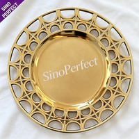Assiette de présentation carrée baroque antique en or ajouré, style vintage, avec bord festonné, pour la mise en scène de table de mariage