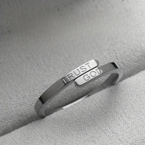 Anelli Unisex Certificati CE Regolabili con Incisione 'Trust God' in Acciaio Inossidabile, Impermeabili e Resistenti al Sudore - Product Image 2
