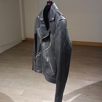 MOQ : 1 pièce |   Personnalisable : Nouvelle veste en cuir pour homme, automne 2025, style motard, en peau d'agneau, fermeture éclair diagonale, doublée et imprimée