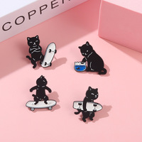 Badge en émail métallique motif chat noir de dessin animé mignon, décoratif pour sac à dos, cadeau pour les fans de musique et collectionneurs