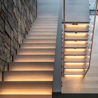 Bandes de roulement d'escalier flottantes durables pour l'intérieur Maison moderne élégante Style hôtel Plancher en colimaçon droit en bois massif de chêne