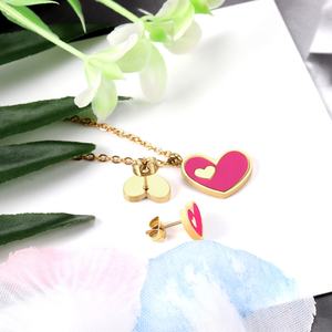 Ensemble de bijoux en forme de cœur coloré plaqué or 18 carats PVD, en acier inoxydable, avec boucles d'oreilles et collier pour couple - Product Image 1
