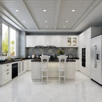 Cuisine et salle à manger d'élégance moderne |   Meubles de cuisine Off-White |   Lustre en cristal |   Carrelage gris métallisé |   Plan de travail en marbre |   Charnière |
