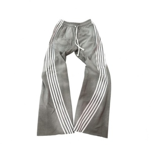 Pantalon de jogging décontracté en coton pour homme, coupe oversize et ample, style streetwear, avec logo personnalisé, motif camouflage, jambe large, effet empilé, rayures latérales, taille mi-haute - Product Image 3