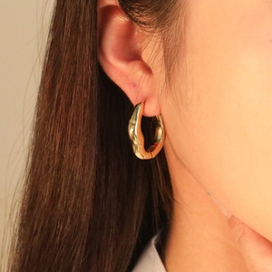 Pendientes de Aro Gruesos de Acero Inoxidable con Baño de Oro de 18K, Diseño Curvo en Forma de U, Minimalistas para Mujer - Product Image 4