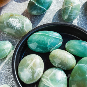 Groothandel Gegraveerde Ronde Natuurlijke Groene Maansteen Kristal Palmstenen voor Healing en Spirituele Energie - Product Image 5