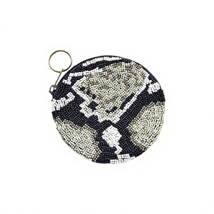 Porte-monnaie artisanal durable de haute qualité en perles de verre souples, grand format rond noir, blanc, beige, pochette vintage à fermeture éclair avec porte-clés à chaîne - Product Image 1