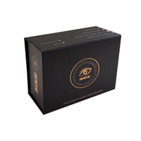 Boîte à rabat rigide en carton avec finition mate premium, fermeture magnétique, logo en feuille d'or, insert en mousse et poche intérieure