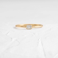 18 Ayar Sarı Altın Bezel İşlemeli Zümrüt Kesim Laboratuvar Üretimi Elmas Yüzük OEM Özel Ölçü Taşlı Kadın Minimalist Söz Yüzüğü İnce İşçilikli Mücevher