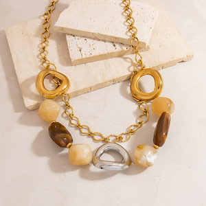 Collier de perles en résine géométrique avec chaîne dorée, chaîne de clavicule multicouche pour femmes, bijoux à la mode - Product Image 3