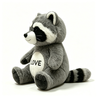 Fourrure pelucheuse grise moyenne, douce et moelleuse, patte grise foncée, petits yeux ronds noirs, nez boutonné noir et fines moustaches blanches.