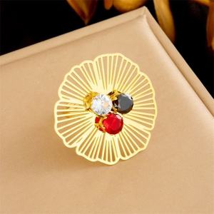 แหวนผู้หญิงสแตนเลสชุบทอง 18K ดีไซน์ดอกไม้ฉลุลายสีสันสดใส สไตล์โรแมนติก - Product Image 4