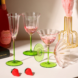 Copa de cóctel floral con tallo rosa y verde de 301-400 ml para fiestas, martini y vino - Product Image 3