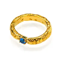 Bague tendance en acier inoxydable martelé texturé irrégulier avec zircon rouge incrusté, bijou de doigt élégant pour le quotidien